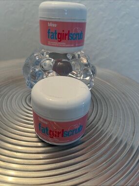 Bliss fatgirlscrub jar in pink and white
Lot of 2 . Does not come with a box.